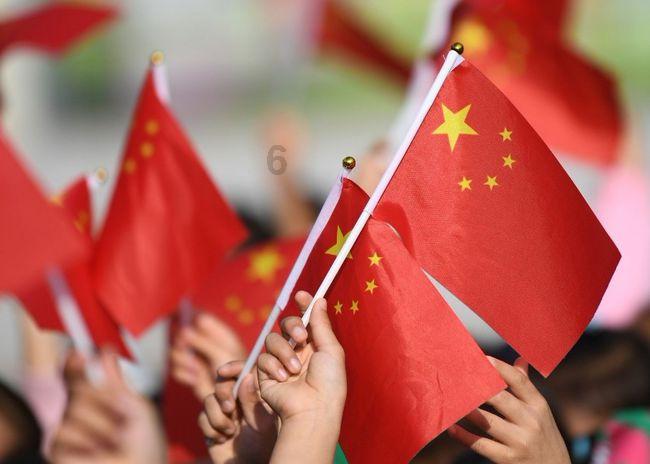哪吒L内饰得到曝光,配双联屏和车载冰箱,纯电和增程动力可选